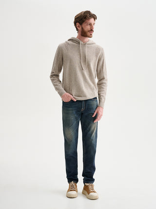 MAGLIA CON CAPPUCCIO E ORIGINALE MOTIVO A COSTE