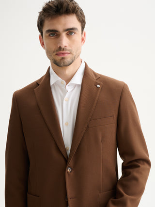 GIACCA MONOPETTO SLIM FIT DUE BOTTONI DA COMPLETO IN TESSUTO ARMATURATO CON TEXTURE - MARRONE