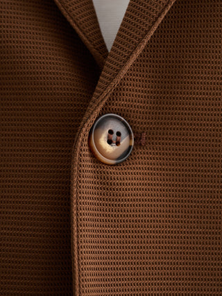 GIACCA MONOPETTO SLIM FIT DUE BOTTONI DA COMPLETO IN TESSUTO ARMATURATO CON TEXTURE - MARRONE